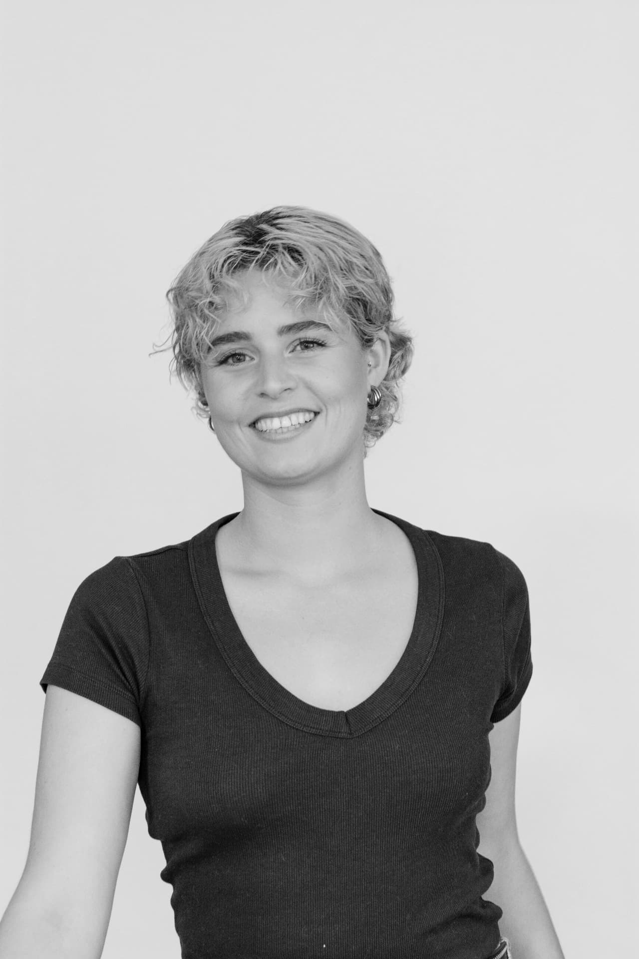 Lachend studioportret in zwart-wit