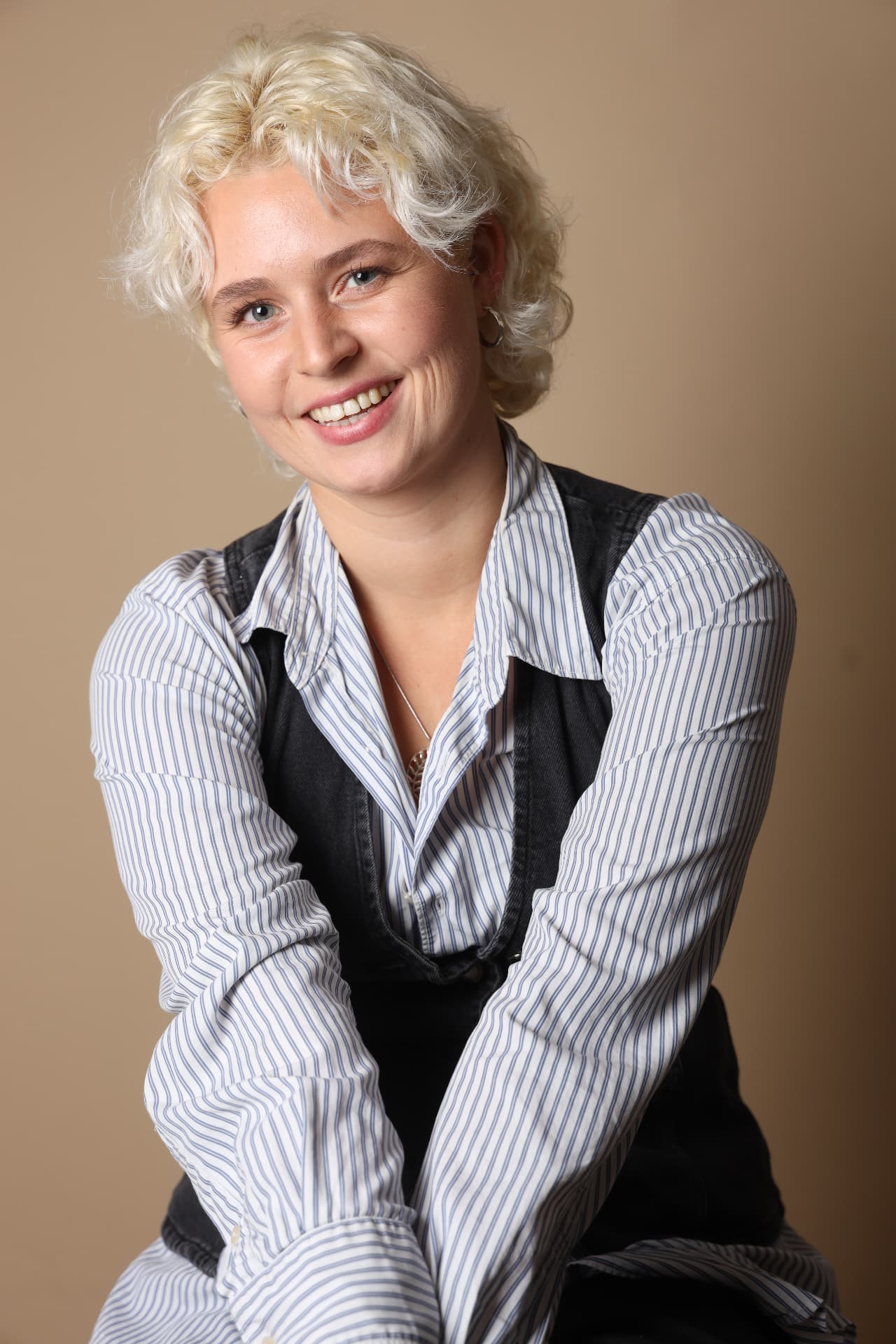 Studioportret van Anke, lachend